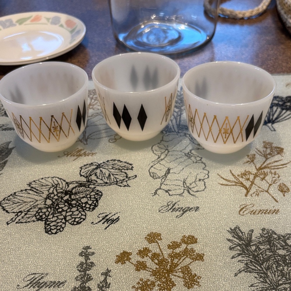 Elegant White and Gold Patterned Cups